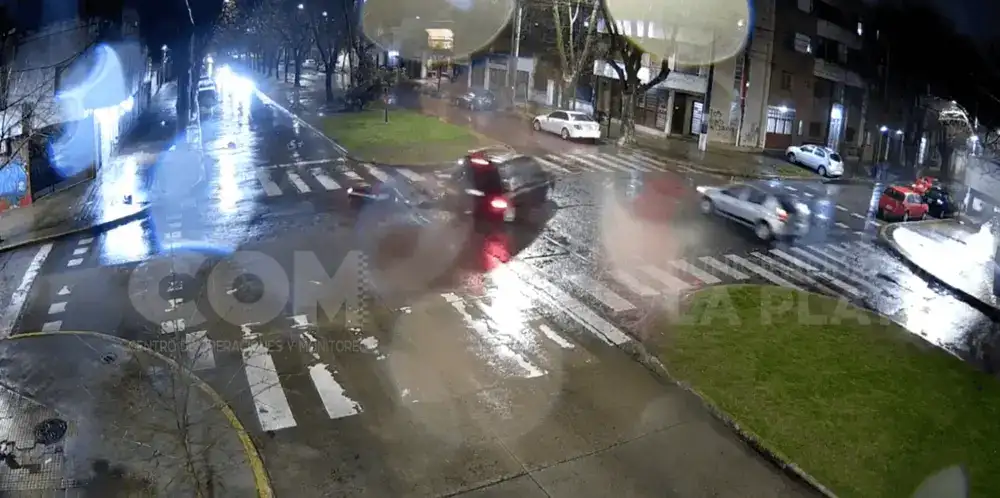 VIDEO | Un repartidor no logró frenar y chocó contra una camioneta